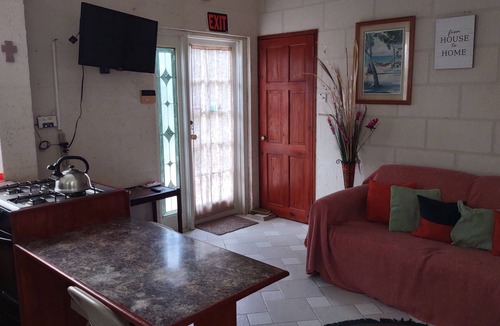 Thombury Hill Apartment | Convenient Stay Near Beach & Nightlife