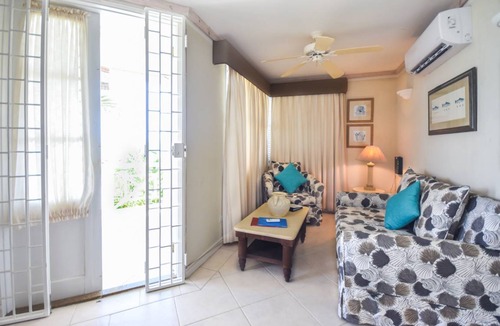 Worthing Condo | Cosy and Romantic Beachfront Condo - Nautilus
