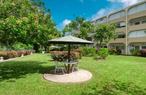 Lascelles Condo | Cosy apartment with pool and garden view