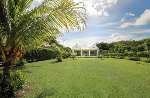 Mullins House | Cowrie Cottage | Private Pool | Near Gibbes Beach