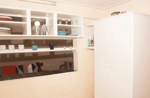 Maynards House | Cozy 2 bedroom air conditioned 1 bathroom apartment with swimming pool .