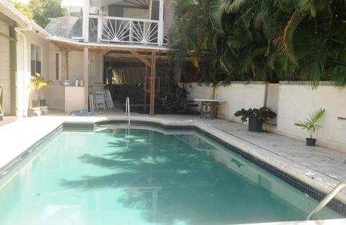 Maynards House | Cozy 2 bedroom air conditioned 1 bathroom apartment with swimming pool .