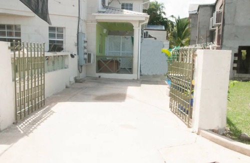 Maynards House | Cozy 2 bedroom air conditioned 1 bathroom apartment with swimming pool .