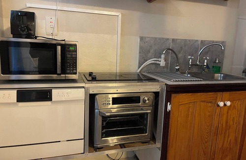 Clapham Apartment | Cozy 2-bedroom apartment in a quiet Gated Complex.