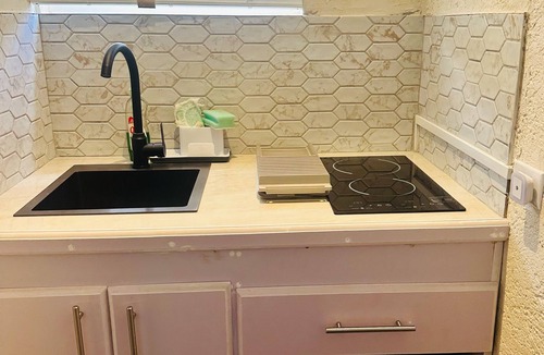 White Hill Apartment | Cozy studio in lovely Saint Thomas with fitness room, AC, WiFi, swimming pool