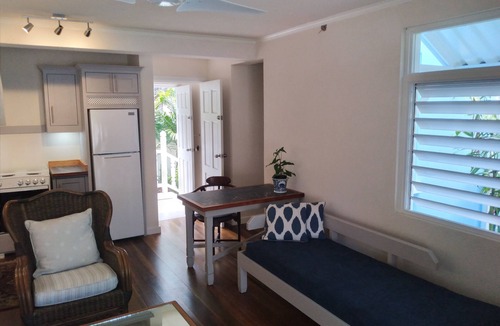 Hastings Cottage | Crotona Garden Lower Cottage 1 Bed Apt, Pool, Lush, Tropical, 2 Min Walk to Sea