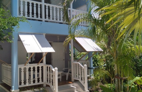 Hastings Cottage | Crotona Garden Lower Cottage 1 Bed Apt, Pool, Lush, Tropical, 2 Min Walk to Sea