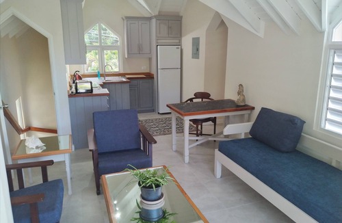 Hastings Cottage | Crotona Garden Upper Cottage 1 Bed Apt, Pool, Lush, Tropical, 2 Min Walk to Sea
