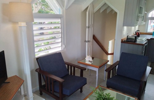 Hastings Cottage | Crotona Garden Upper Cottage 1 Bed Apt, Pool, Lush, Tropical, 2 Min Walk to Sea