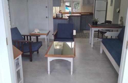 Hastings Cottage | Crotona Garden Upper Cottage 1 Bed Apt, Pool, Lush, Tropical, 2 Min Walk to Sea
