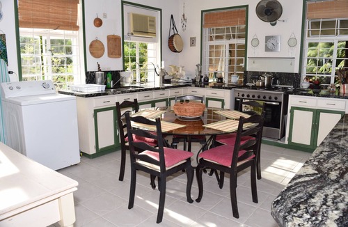 Two Mile Hill House | Eco-friendly Conch room in the Hummingbird apartment