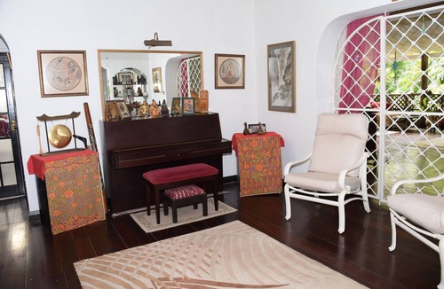 Two Mile Hill House | Eco-friendly Conch room in the Hummingbird apartment