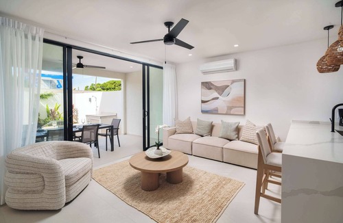 Lower Carlton Beach Condo | Elegant 2BR Pool Villa! Beach 5min, Holetown