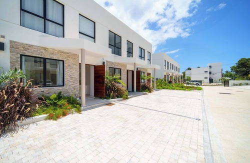 Lower Carlton Beach Condo | Elegant 2BR Pool Villa! Beach 5min, Holetown