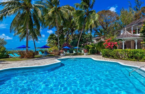 Gibbs Bay House | Emerald Beach Aspicia is part of a complex of six luxury beachfront villas