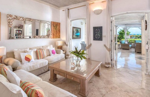 Gibbs Bay House | Emerald Beach Aspicia is part of a complex of six luxury beachfront villas