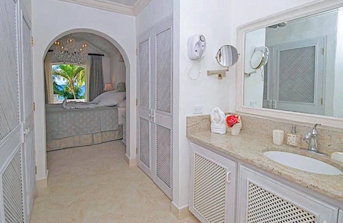Gibbs Bay House | Emerald Beach plumbago is part of a complex of six luxury beachfront villas