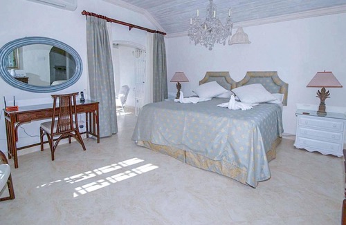 Gibbs Bay House | Emerald Beach plumbago is part of a complex of six luxury beachfront villas