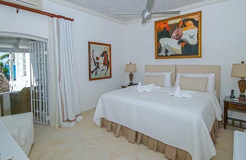Gibbs Bay House | Emerald Beach plumbago is part of a complex of six luxury beachfront villas