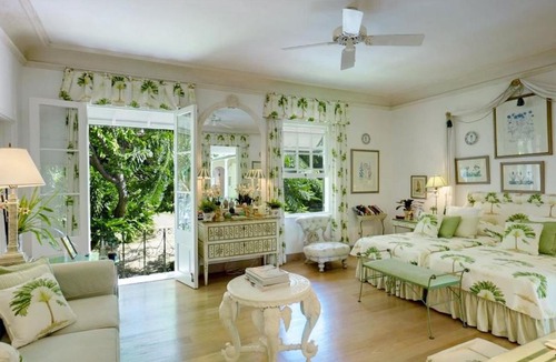 Lascelles Villa | Exquisite Villa Which in Crescent-shaped Shoreline