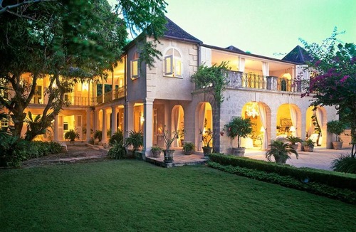 Lascelles Villa | Exquisite Villa Which in Crescent-shaped Shoreline