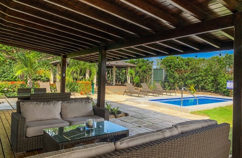 Providence House | Family size Modern House with Pool 5 mins drive from Miami Beach, Nr nightlife