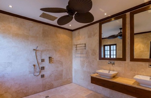 Plumtree Villa | Five Bedroom Luxury Ridge-front Property