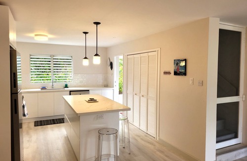West Coast House | Garden Townhouse in Worthing - 10 mins to Beaches, Dining, Boardwalk & Shops