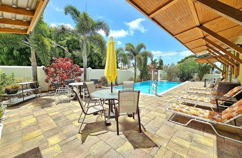 Gibbons Villa | Gloria’s Retreat n3-bedroom 3.5-bathroom Villa with AC