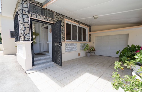 Reeds Bay Villa | Graceville is just across the road from the beach. Easy access to shops.