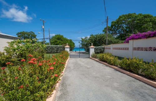 Reeds Bay Villa | Graceville is just across the road from the beach. Easy access to shops.