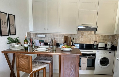 Weston Apartment | Great Apartment with pool, 5min walk to the beach & easy access to restaurants