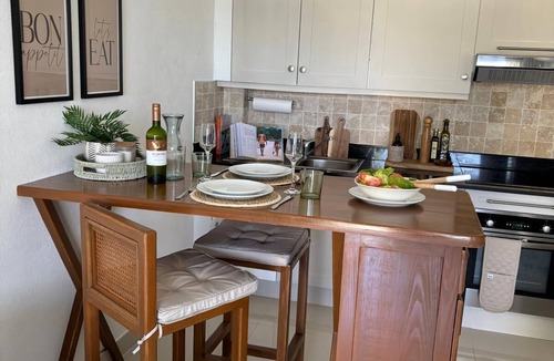 Weston Apartment | Great Apartment with pool, 5min walk to the beach & easy access to restaurants