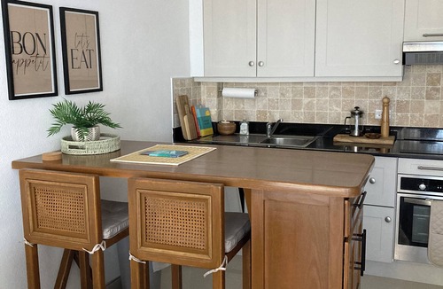 Weston Apartment | Great Apartment with pool, 5min walk to the beach & easy access to restaurants