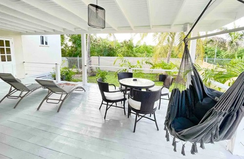 Wotton House | Island 4 Bed Home | Large Deck, Fast WIFI, BBQ, AC