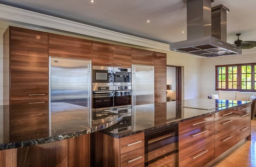 Plumtree House | Kailani is an extraordinary, five-bedroom villa in the St. James, about ten minutes from Holetown.