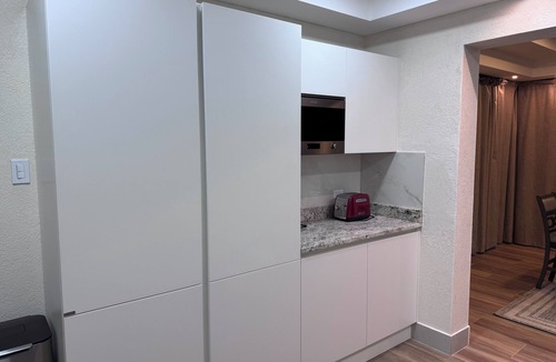 Prospect Apartment | La Porta - Remote Work - King Bed with Patio Hot Tub and Sun Deck