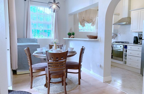Brighton Apartment | Large 1 Bed + FREE amenities + Close to everything