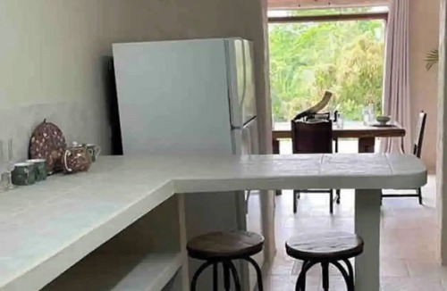 Halcyon Heights House | Large 2-bedroom apartment Excellent Location. Private