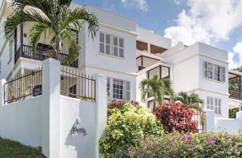 Gibbes Condo | Large luxury 1 bedroom apartment, pool & sea view