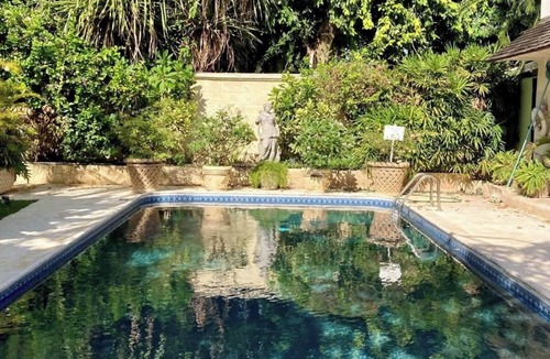 Little Battaleys Villa | Leamington House 4BR