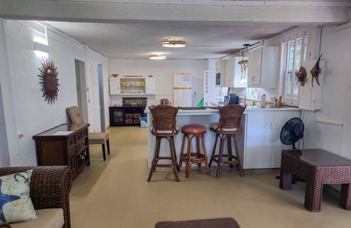 Springfield Apartment | LORRAINE UNIT B -Beautiful 2 Bedroom 2 Bathroom Beach Apartment in Cattlewash