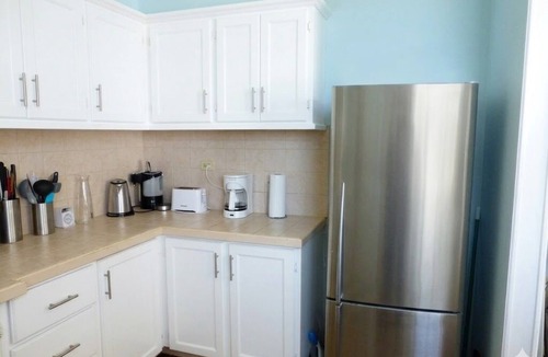 Hastings Apartment | Lovely 2 bed/2bath apartment, a/c, veranda, garden, 10 mins to Hastings beach
