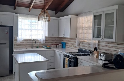 Gibbons Boggs House | Lovely 3-bedroom house located near Oistins, close to beaches and Golf course