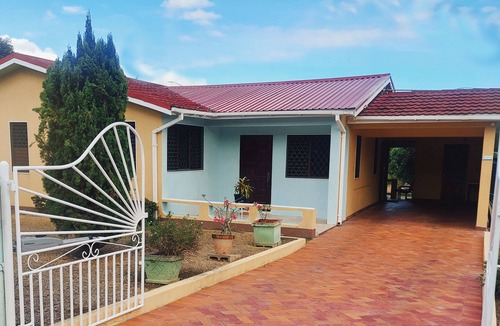 Christie House | Lovely tropical home with breezy patio