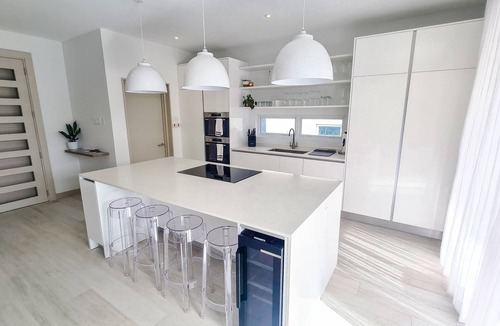 Porters Villa | Luxe Private Pool Villa in Porters Place, Exclusive Beach Club Access, Gym & BBQ