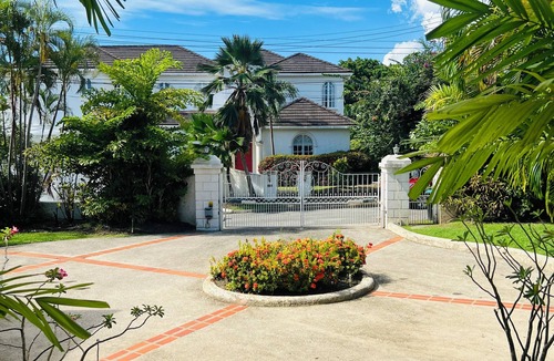 Holder's Hill House | Luxurious 5-bedroom villa with WiFi and AC in charming Saint James