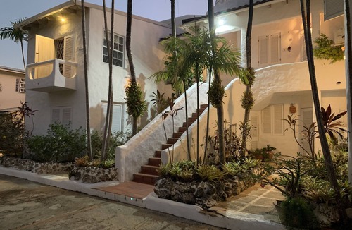 Mullins Apartment | Luxurious Private Apartment with pool 4 minutes walk to Mullins Beach West Coast