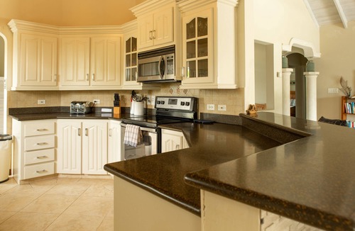 Coverley Villa | Luxury Holiday 3 Bedroom Villa w/private pool & air conditioning. Sleeps 7-9