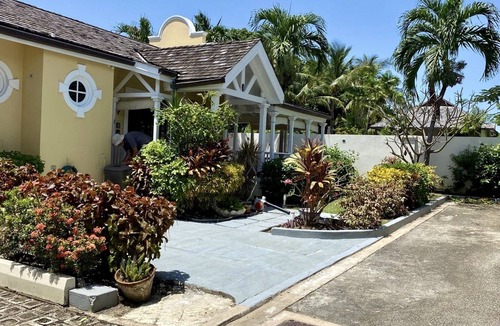 Porters Villa | Luxury Spacious Villa 4 min from the beach, private garden & pool Approved Villa